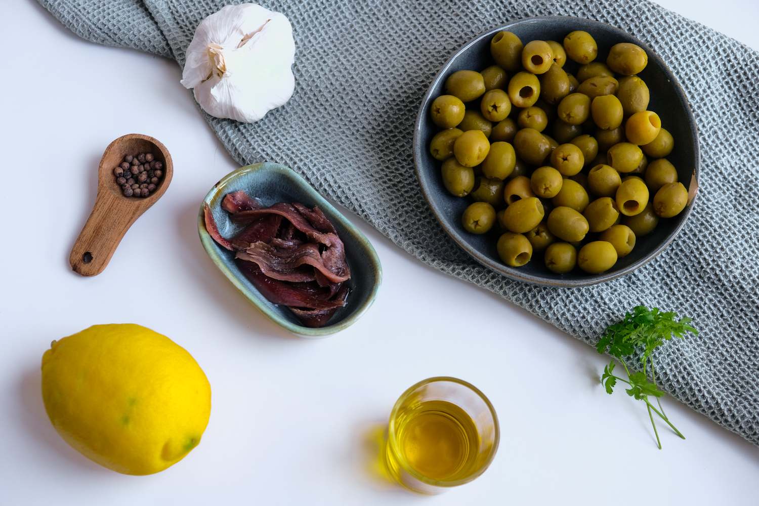 Ingrediënten groene olijven tapenade
